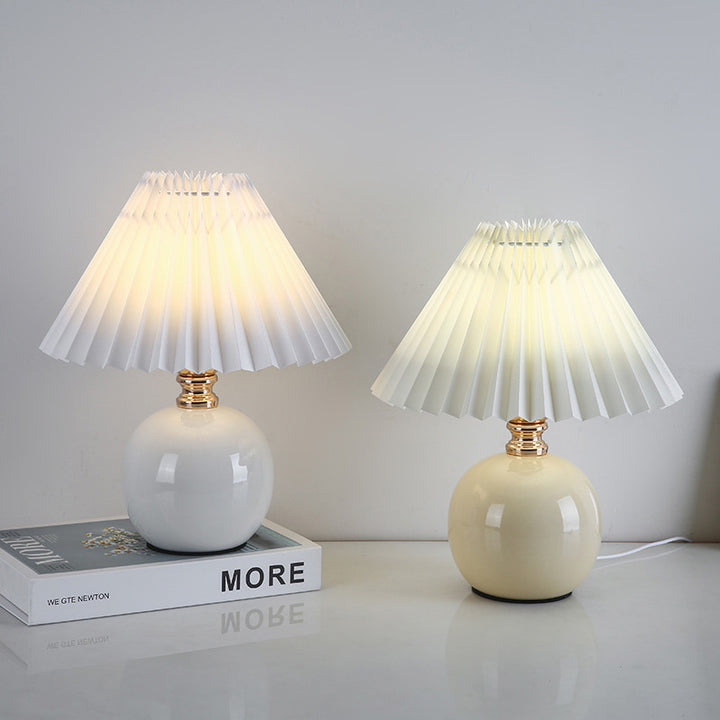 Lámpara de mesa de cerámica con base de orbe Art Deco moderno y pantalla plisada de tela de 1 luz para dormitorio 