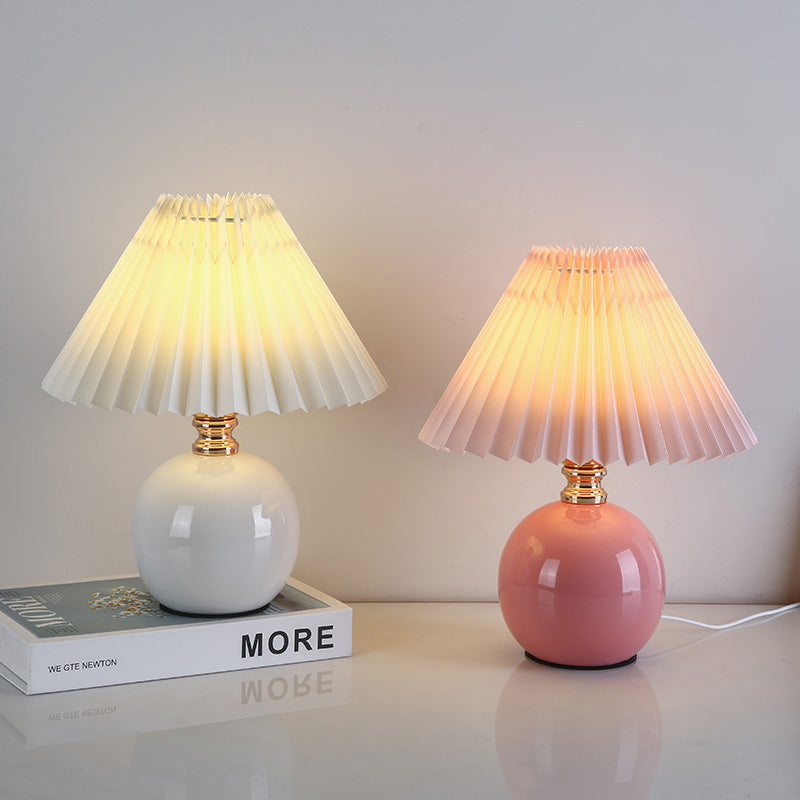 Lámpara de mesa de cerámica con base de orbe Art Deco moderno y pantalla plisada de tela de 1 luz para dormitorio 