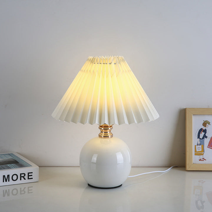 Lámpara de mesa de cerámica con base de orbe Art Deco moderno y pantalla plisada de tela de 1 luz para dormitorio 