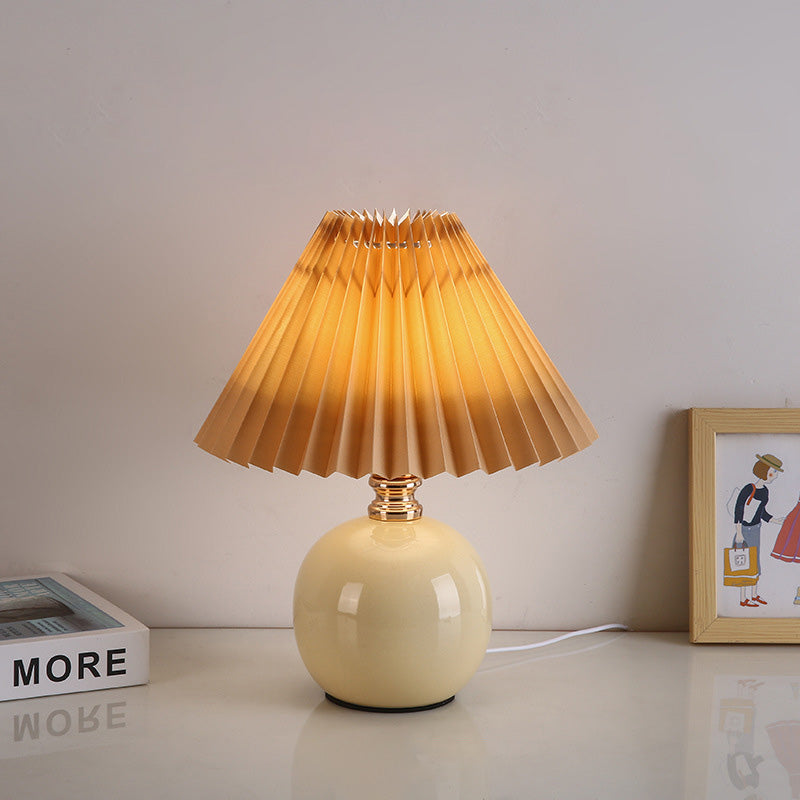 Lámpara de mesa de cerámica con base de orbe Art Deco moderno y pantalla plisada de tela de 1 luz para dormitorio 