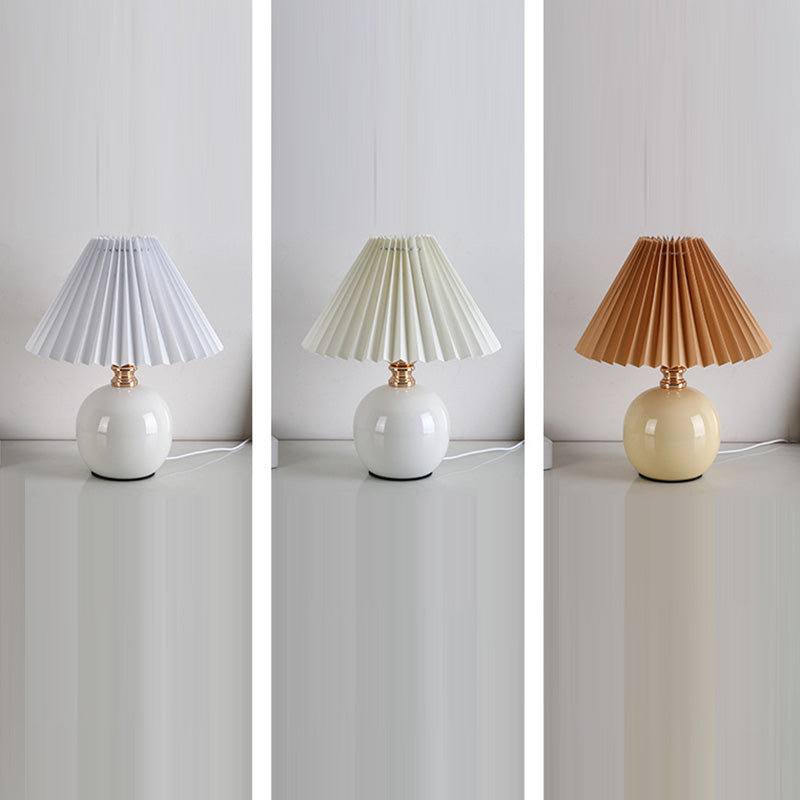 Lámpara de mesa de cerámica con base de orbe Art Deco moderno y pantalla plisada de tela de 1 luz para dormitorio 