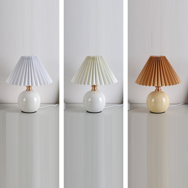 Lámpara de mesa de cerámica con base de orbe Art Deco moderno y pantalla plisada de tela de 1 luz para dormitorio 