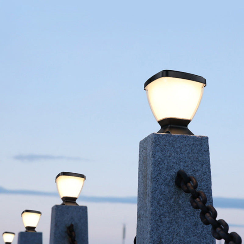 ضوء رأس عمود LED من الألومنيوم والكمبيوتر الشخصي الشمسي المقاوم للماء بتصميم مربع حديث وبسيط للحديقة 
