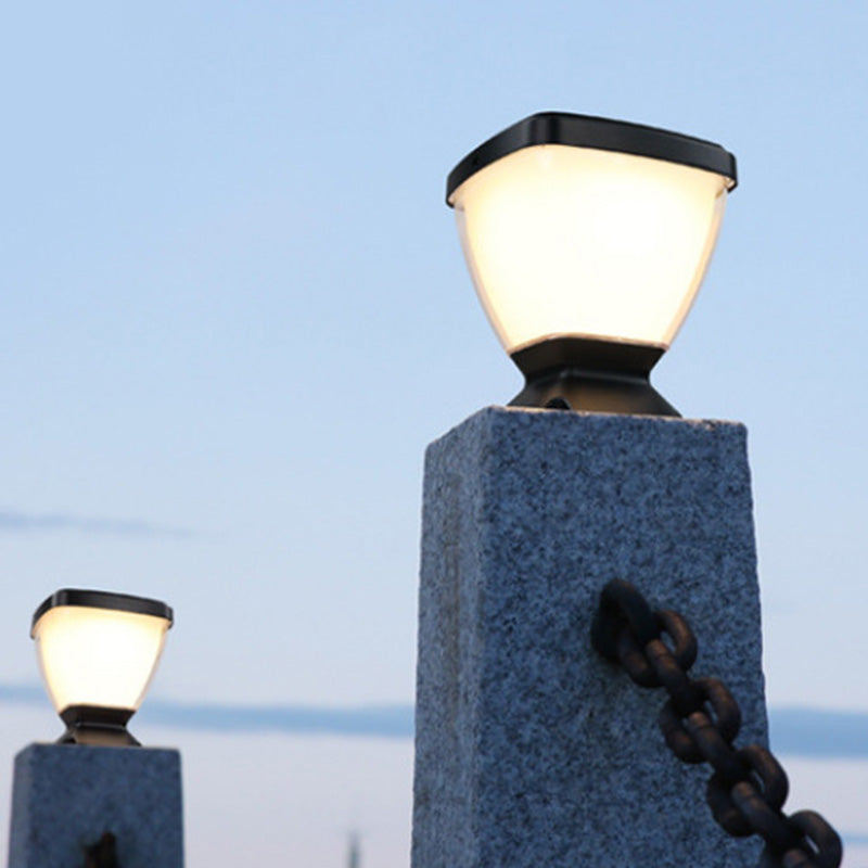 ضوء رأس عمود LED من الألومنيوم والكمبيوتر الشخصي الشمسي المقاوم للماء بتصميم مربع حديث وبسيط للحديقة 