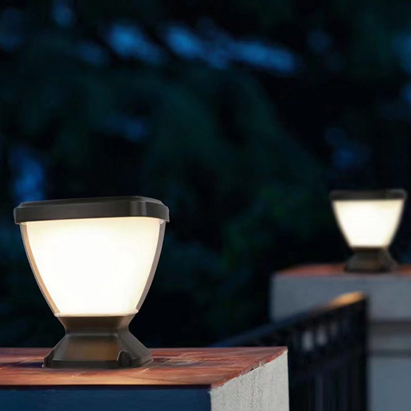 ضوء رأس عمود LED من الألومنيوم والكمبيوتر الشخصي الشمسي المقاوم للماء بتصميم مربع حديث وبسيط للحديقة 