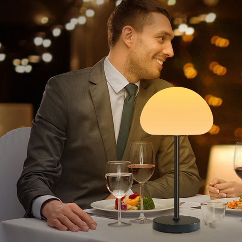 Lampe de table LED ovale créative contemporaine en fer et PE en forme de champignon pour chambre 