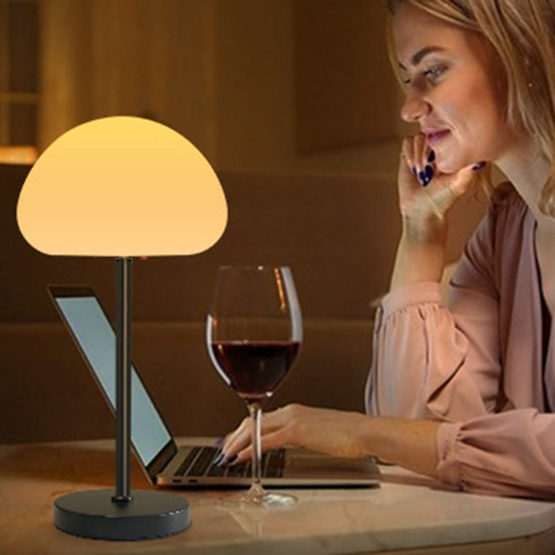 Lampe de table LED ovale créative contemporaine en fer et PE en forme de champignon pour chambre 