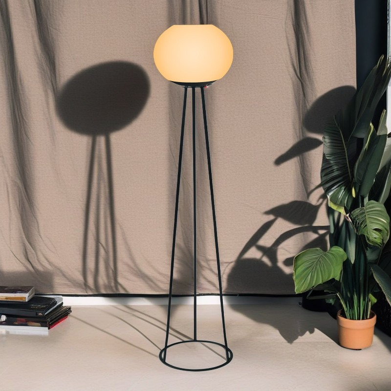 مصباح أرضي LED قائم من الحديد PE بقاعدة مستديرة ثلاثية القوائم بيضاوية شمسية حديثة للمساحات الخارجية 
