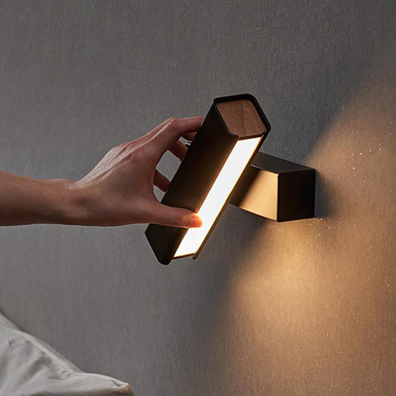 Applique murale LED rectangulaire rotative minimaliste moderne en fer et bois de caoutchouc pour chambre à coucher 