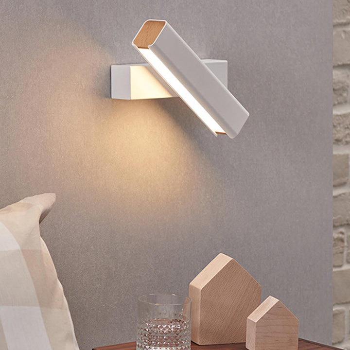 Applique murale LED rectangulaire rotative minimaliste moderne en fer et bois de caoutchouc pour chambre à coucher 