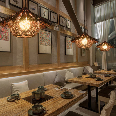 Traditionelle japanische runde kegelförmige Strohhut-Form aus Rattan mit 1 Licht für Wohnzimmer 
