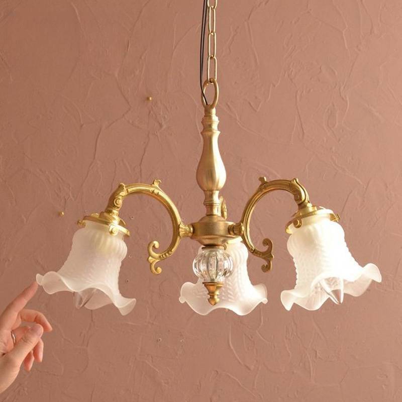 Lustre traditionnel français à tige courbée en laiton avec fleurs en verre 3/5 lumières pour salon 