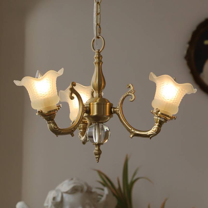 Lustre traditionnel français à tige courbée en laiton avec fleurs en verre 3/5 lumières pour salon 