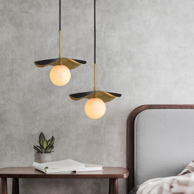 Suspension luminaire contemporain créatif Orb avec abat-jour en verre et feuille de cuivre pleine pour salon 