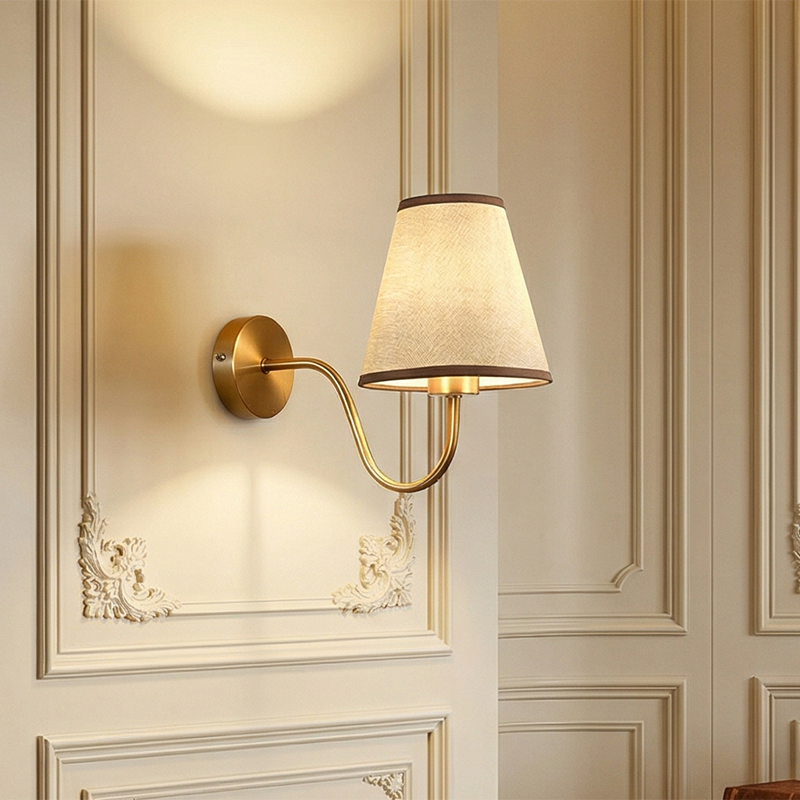 Applique murale 1 lumière avec abat-jour en tissu et tige courbée en fer moderne nordique pour salon 