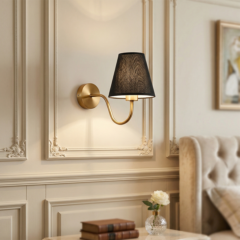 Applique murale 1 lumière avec abat-jour en tissu et tige courbée en fer moderne nordique pour salon 