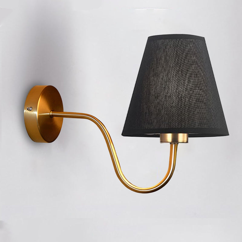 Applique murale 1 lumière avec abat-jour en tissu et tige courbée en fer moderne nordique pour salon 