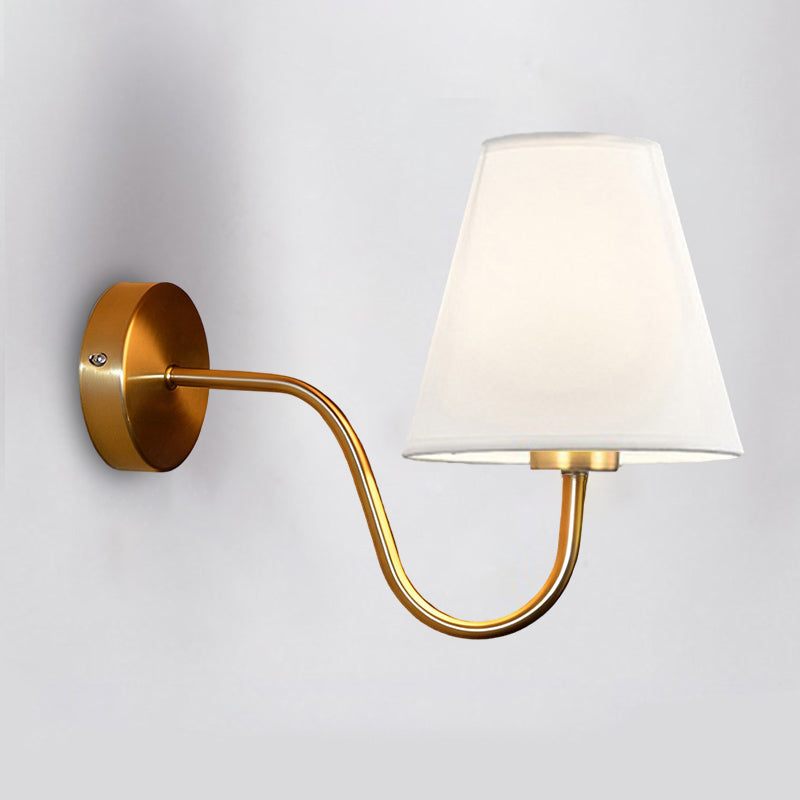 Applique murale 1 lumière avec abat-jour en tissu et tige courbée en fer moderne nordique pour salon 