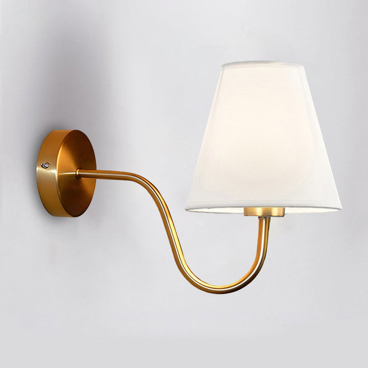 Applique murale 1 lumière avec abat-jour en tissu et tige courbée en fer moderne nordique pour salon 