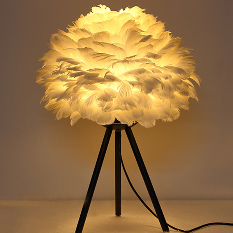 Lampe de table contemporaine à base de trépied créatif en fer avec une lumière pour chambre à coucher 