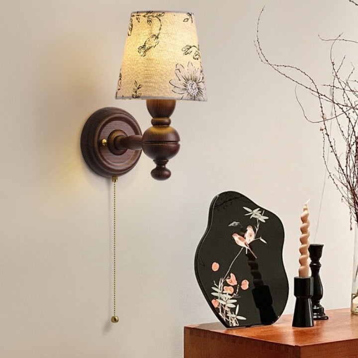 Applique murale 1 lumière avec abat-jour en tissu, cadre en bois et fer, forme trapézoïdale ronde traditionnelle française pour salon 