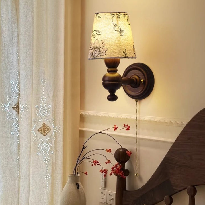 Applique murale 1 lumière avec abat-jour en tissu, cadre en bois et fer, forme trapézoïdale ronde traditionnelle française pour salon 