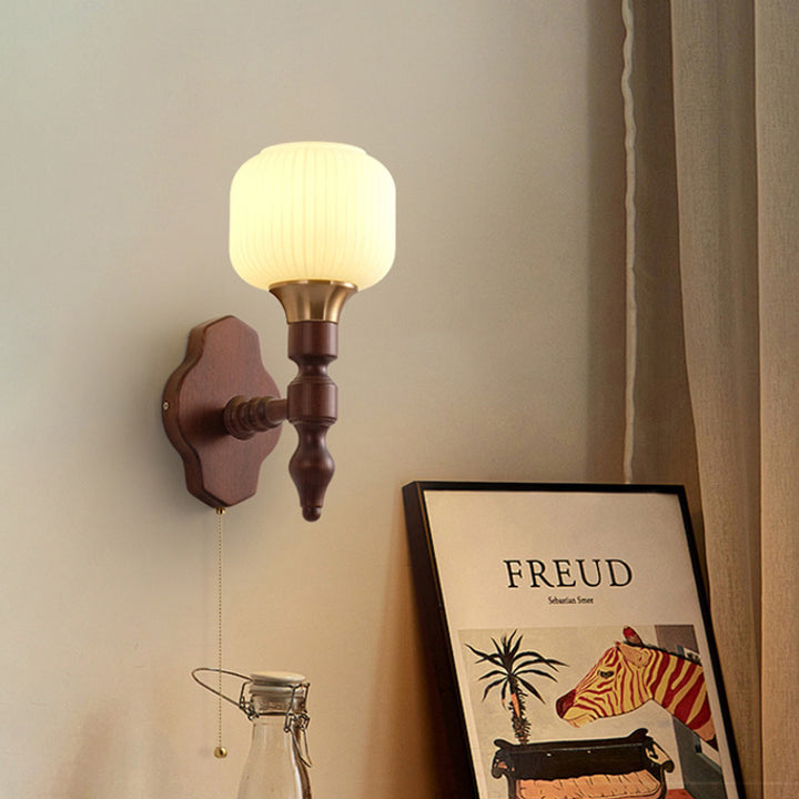 Applique murale 1 lumière avec abat-jour en tissu, cadre en bois et fer, forme trapézoïdale ronde traditionnelle française pour salon 