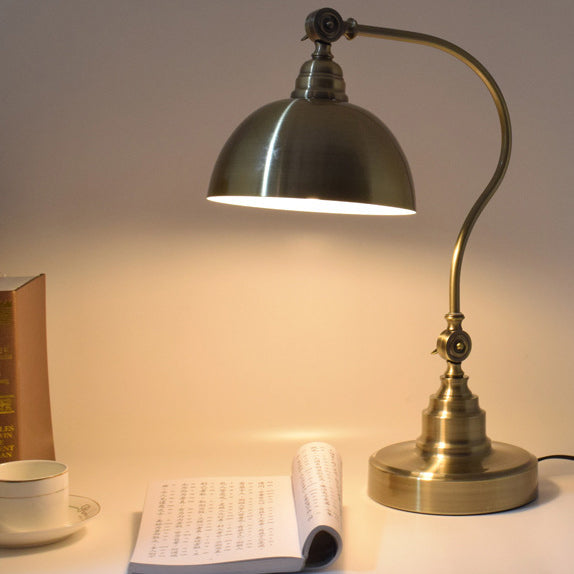 Lámpara de mesa de 1 luz con estructura de hierro y cúpula curva vintage tradicional para dormitorio 