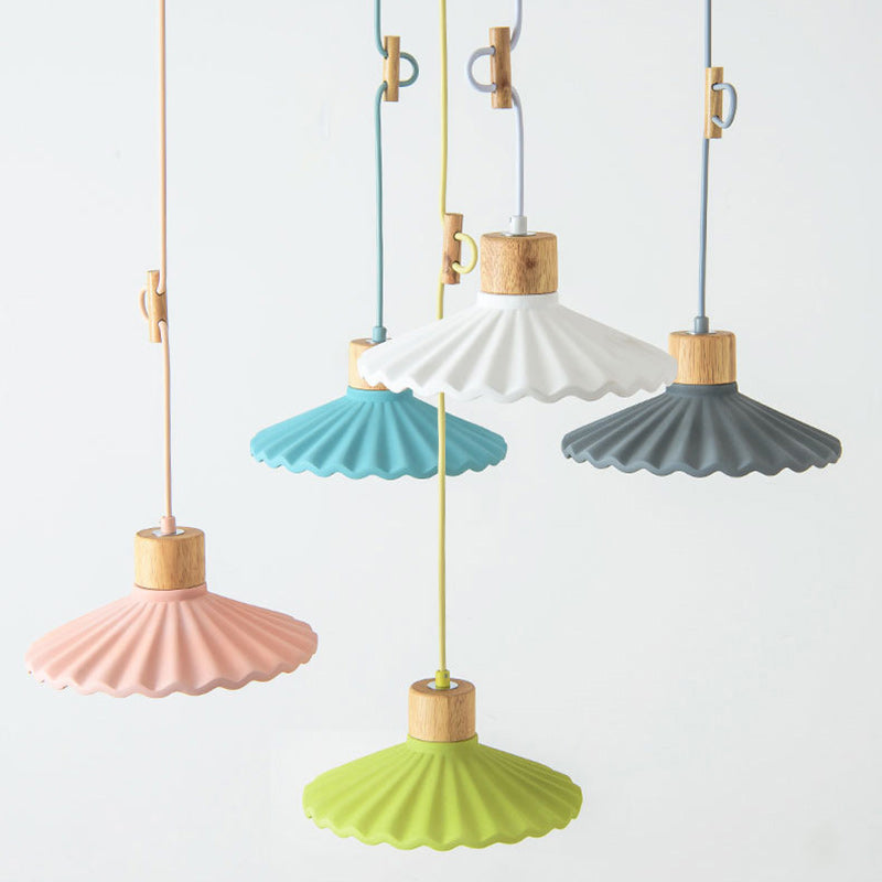 Suspension lumineuse contemporaine nordique ronde plissée en bois et ciment à 1 lumière pour salon 