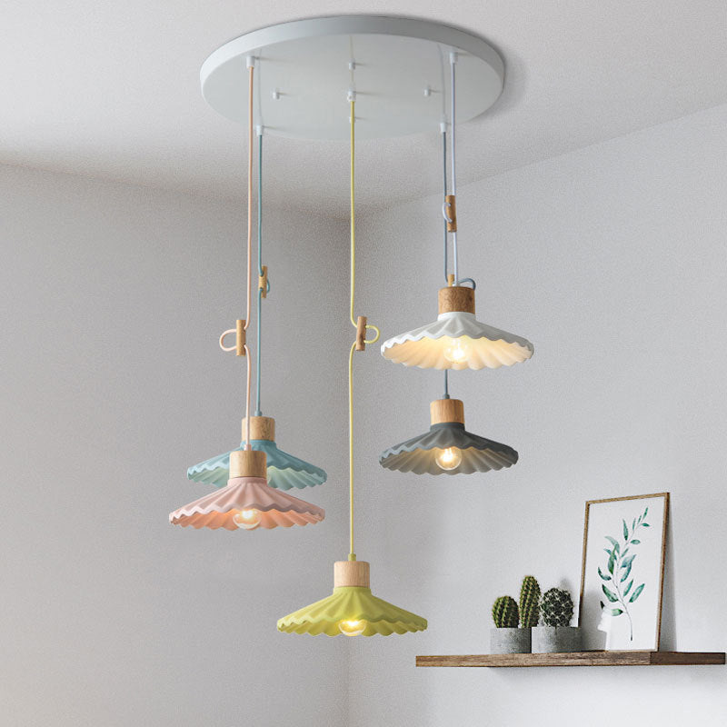 Suspension lumineuse contemporaine nordique ronde plissée en bois et ciment à 1 lumière pour salon 