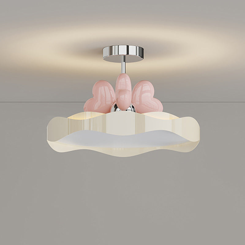 Luz de techo semiempotrada LED de PU acrílico de hierro con forma de corazón de onda redonda creativa contemporánea para dormitorio 