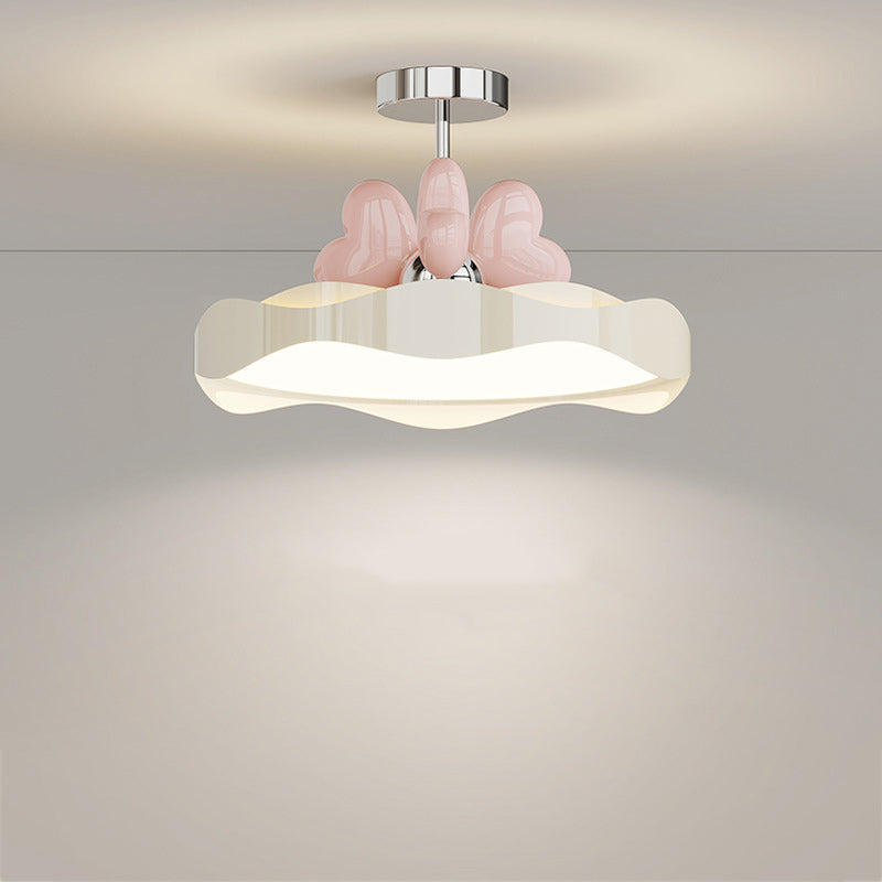 Luz de techo semiempotrada LED de PU acrílico de hierro con forma de corazón de onda redonda creativa contemporánea para dormitorio 