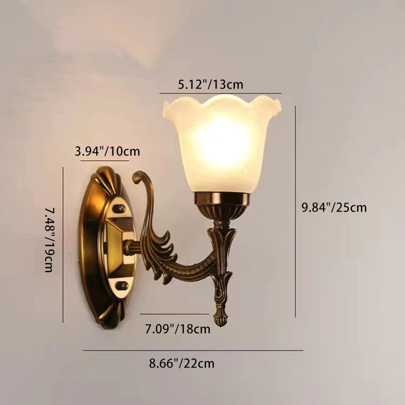 Traditionelle europäische geschnitzte Blumen-Hardware-Glas-1-Licht-Wandleuchter-Lampe für Wohnzimmer 