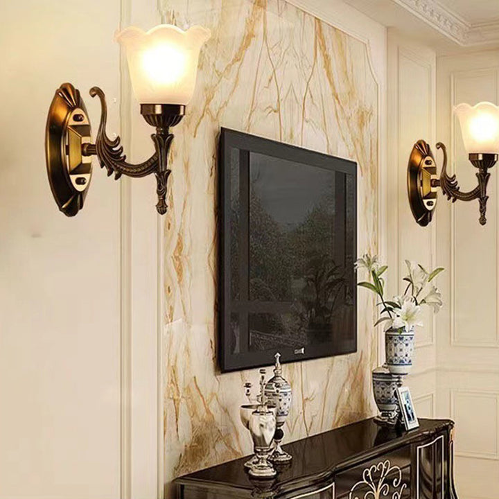 Traditionelle europäische geschnitzte Blumen-Hardware-Glas-1-Licht-Wandleuchter-Lampe für Wohnzimmer 