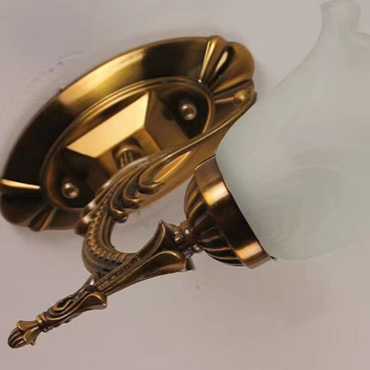 Traditionelle europäische geschnitzte Blumen-Hardware-Glas-1-Licht-Wandleuchter-Lampe für Wohnzimmer 