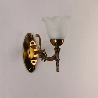 Traditionelle europäische geschnitzte Blumen-Hardware-Glas-1-Licht-Wandleuchter-Lampe für Wohnzimmer 