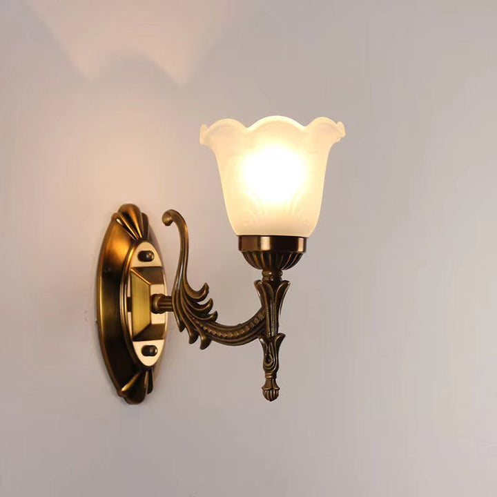Traditionelle europäische geschnitzte Blumen-Hardware-Glas-1-Licht-Wandleuchter-Lampe für Wohnzimmer 