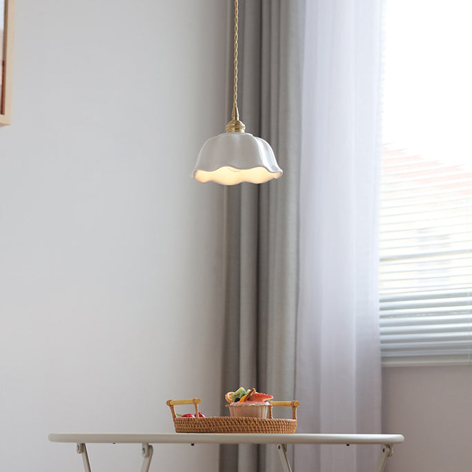 Suspension lumineuse moderne minimaliste en laiton rond avec dentelle en céramique à 1 ampoule pour salon 