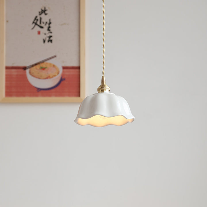 Suspension lumineuse moderne minimaliste en laiton rond avec dentelle en céramique à 1 ampoule pour salon 