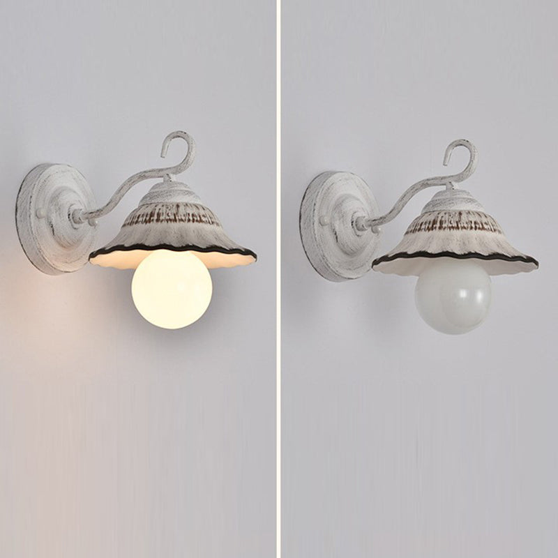 Traditionelle rustikale runde kegelförmige Wandleuchte aus Eisen und Keramik mit 1 Licht für das Wohnzimmer 