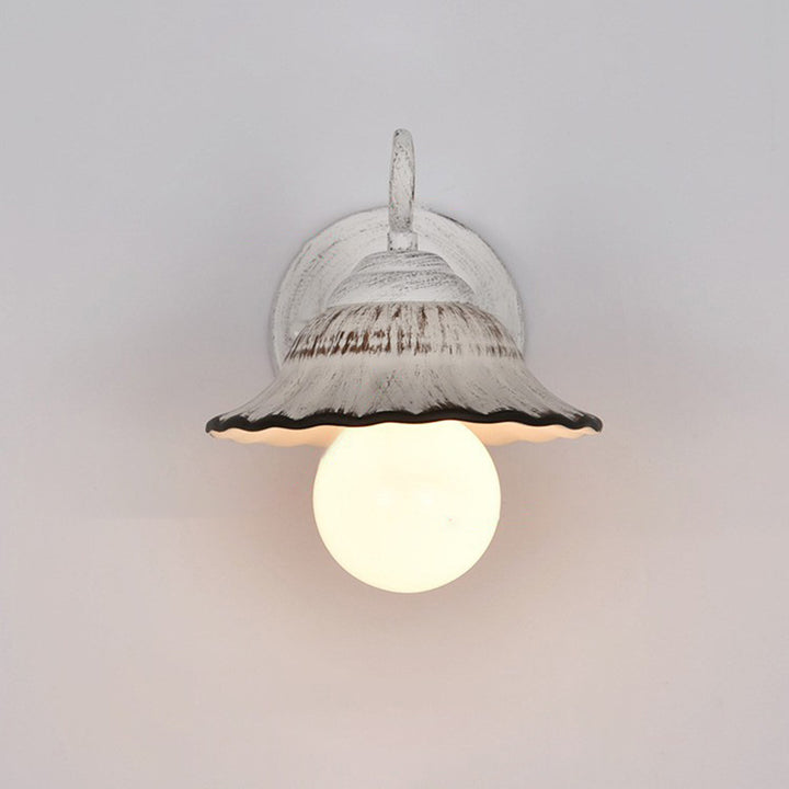 Traditionelle rustikale runde kegelförmige Wandleuchte aus Eisen und Keramik mit 1 Licht für das Wohnzimmer 