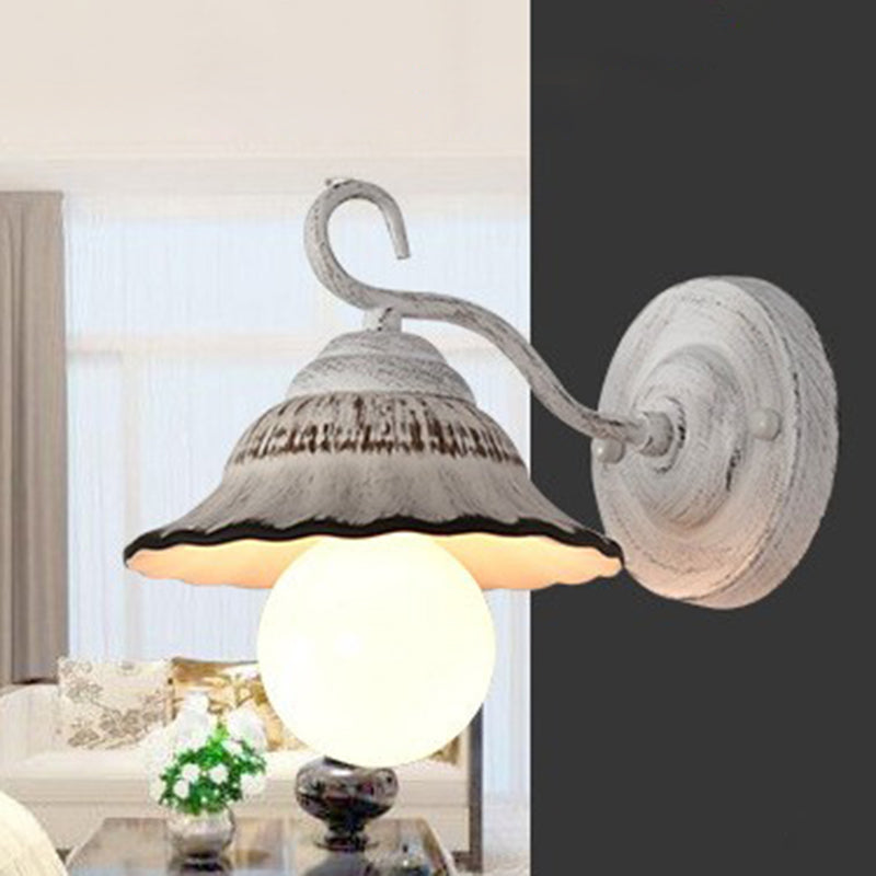 Traditionelle rustikale runde kegelförmige Wandleuchte aus Eisen und Keramik mit 1 Licht für das Wohnzimmer 