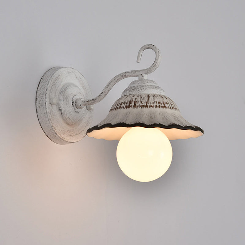 Traditionelle rustikale runde kegelförmige Wandleuchte aus Eisen und Keramik mit 1 Licht für das Wohnzimmer 