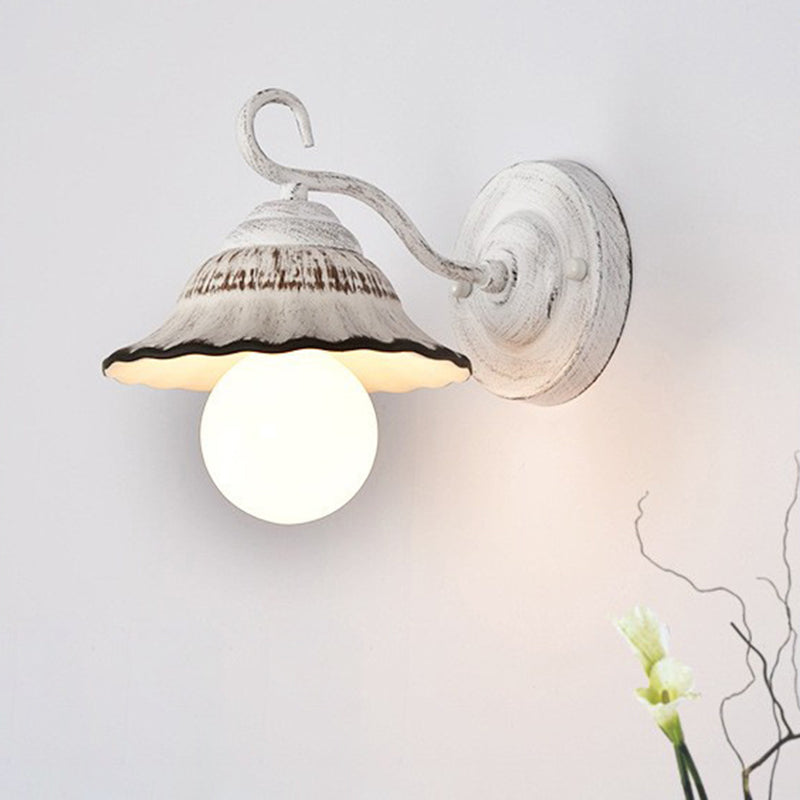 Traditionelle rustikale runde kegelförmige Wandleuchte aus Eisen und Keramik mit 1 Licht für das Wohnzimmer 