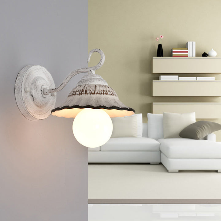 Traditionelle rustikale runde kegelförmige Wandleuchte aus Eisen und Keramik mit 1 Licht für das Wohnzimmer 