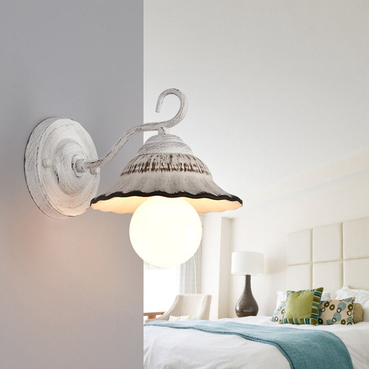 Traditionelle rustikale runde kegelförmige Wandleuchte aus Eisen und Keramik mit 1 Licht für das Wohnzimmer 