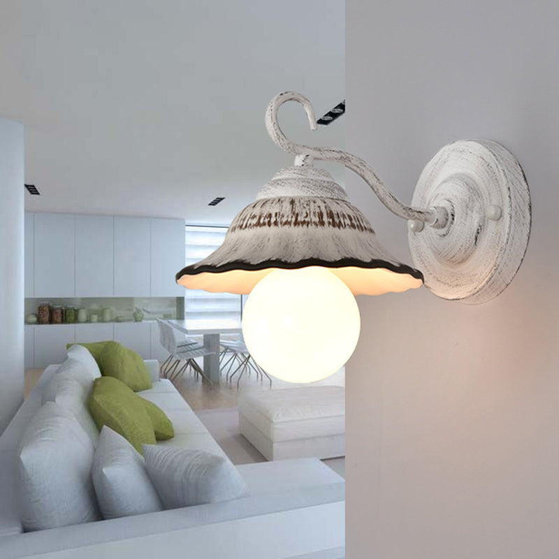 Traditionelle rustikale runde kegelförmige Wandleuchte aus Eisen und Keramik mit 1 Licht für das Wohnzimmer 