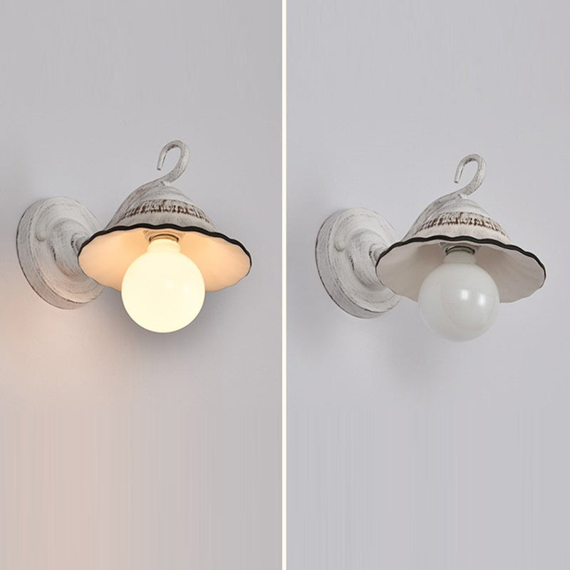 Traditionelle rustikale runde kegelförmige Wandleuchte aus Eisen und Keramik mit 1 Licht für das Wohnzimmer 