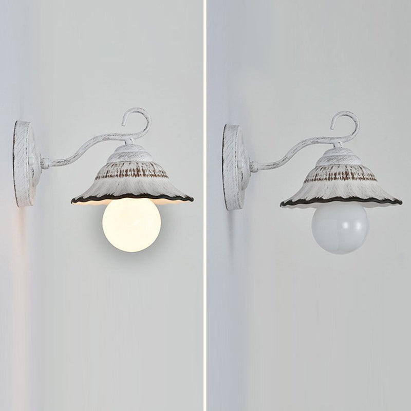 Traditionelle rustikale runde kegelförmige Wandleuchte aus Eisen und Keramik mit 1 Licht für das Wohnzimmer 