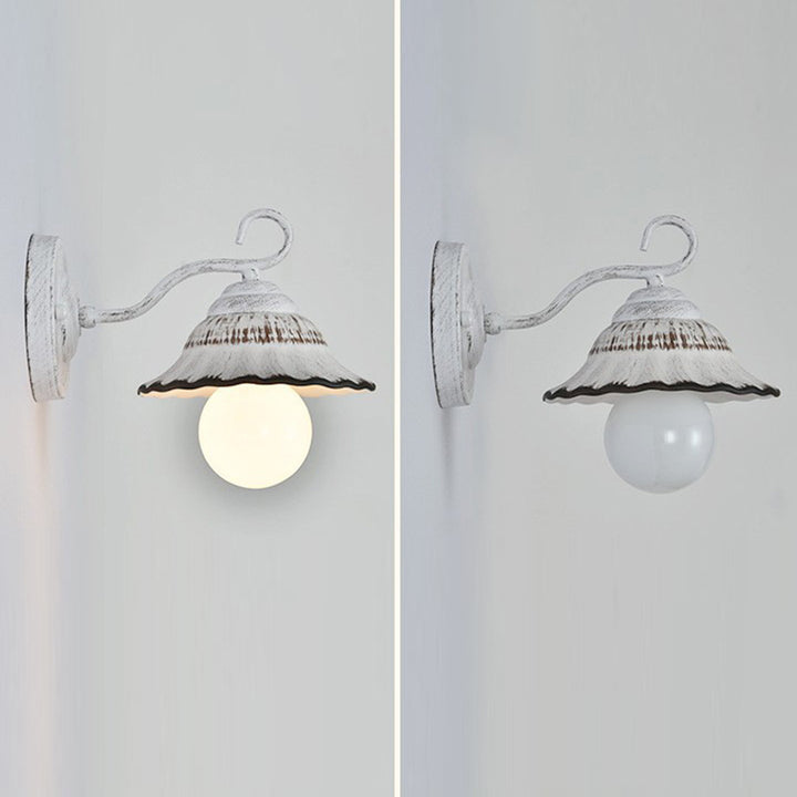 Traditionelle rustikale runde kegelförmige Wandleuchte aus Eisen und Keramik mit 1 Licht für das Wohnzimmer 